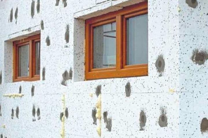 Montaż styropianu na ścianie