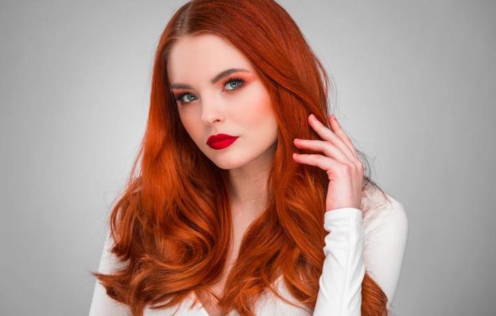 Rudy kolor farby w domu