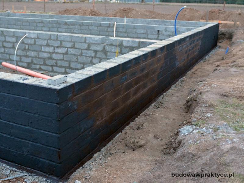 Jak skutecznie wykonać hydroizolację fundamentów krok po kroku?