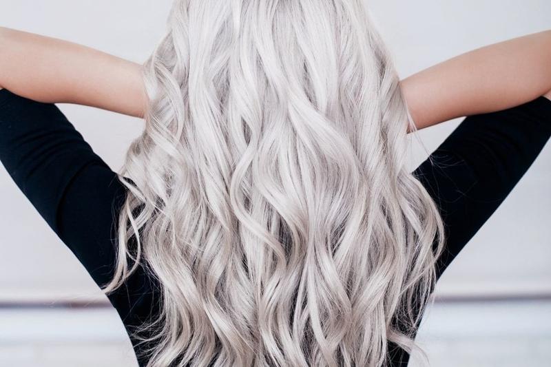 Jak uzyskać idealne srebrne włosy – najlepsze farby i porady