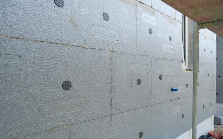 Czy warto kołkować styropian na elewacji? Poznaj kluczowe informacje!