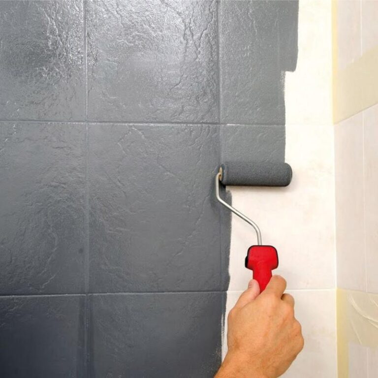 Jak wybrać idealną farbę do płytek w łazience?