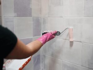 Jaką farbą najlepiej pomalować płytki na podłodze, by uzyskać efektowny efekt?