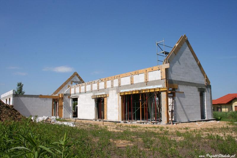 Koszty budowy wymarzonego domu stodoły – co warto wiedzieć?