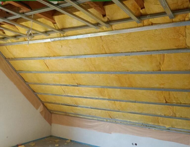 Praktyczne sposoby na tanie ocieplenie poddasza, które obniżą rachunki za ogrzewanie