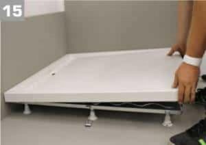 Praktyczny przewodnik: Jak prawidłowo zamontować brodzik na stelażu?