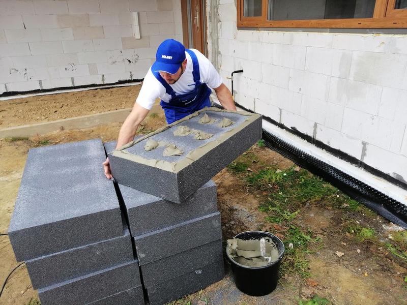 Jak skutecznie kleić styropian: placki czy ramka – co wybrać?