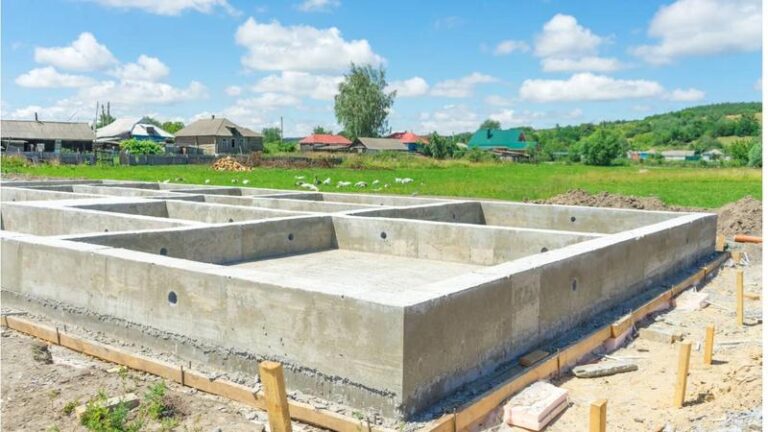 Jakie materiały i narzędzia są niezbędne do budowy fundamentów?