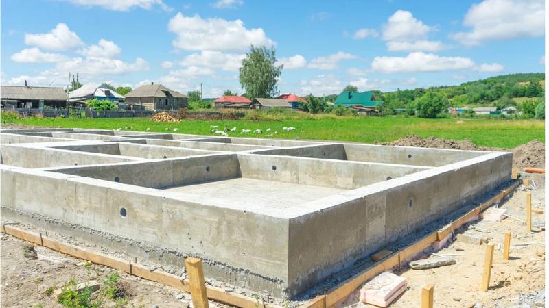 Jakie materiały i narzędzia są niezbędne do budowy fundamentów?