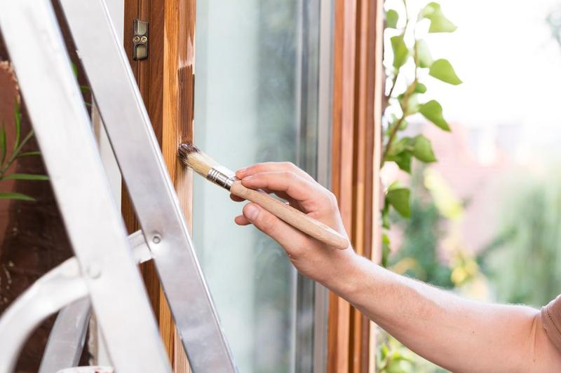 Wybór idealnej farby do okien – na co zwrócić uwagę?