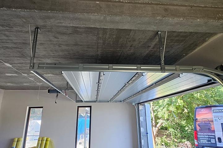 Materiały vs robocizna w montażu bramy