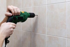 Jak skutecznie wiercić w płytce, aby uniknąć pęknięć?