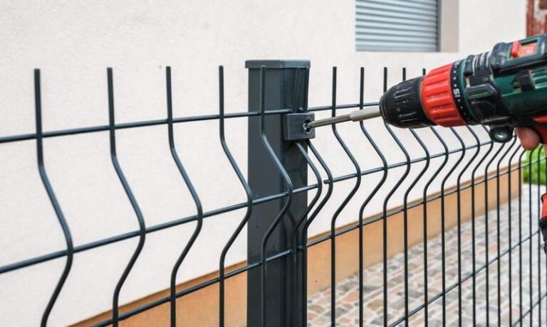 Praktyczny przewodnik: Jak skutecznie zamontować panel ogrodzeniowy do bramy