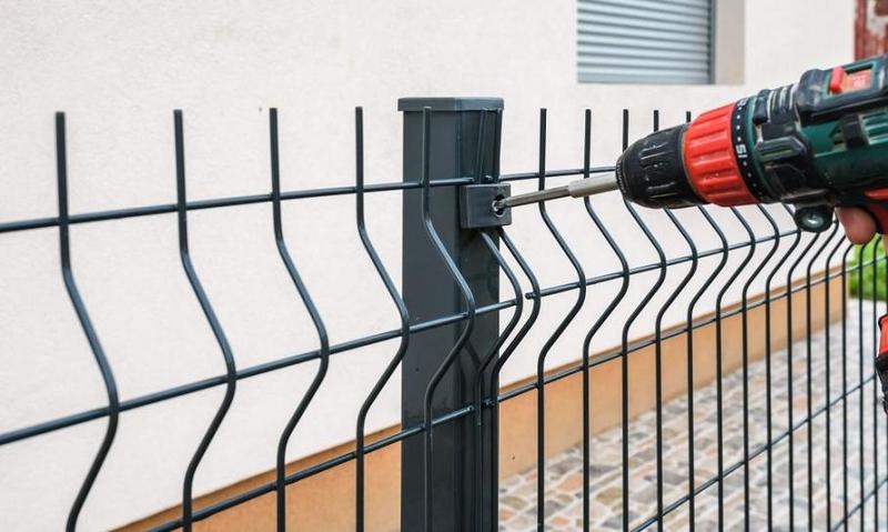 Praktyczny przewodnik: Jak skutecznie zamontować panel ogrodzeniowy do bramy