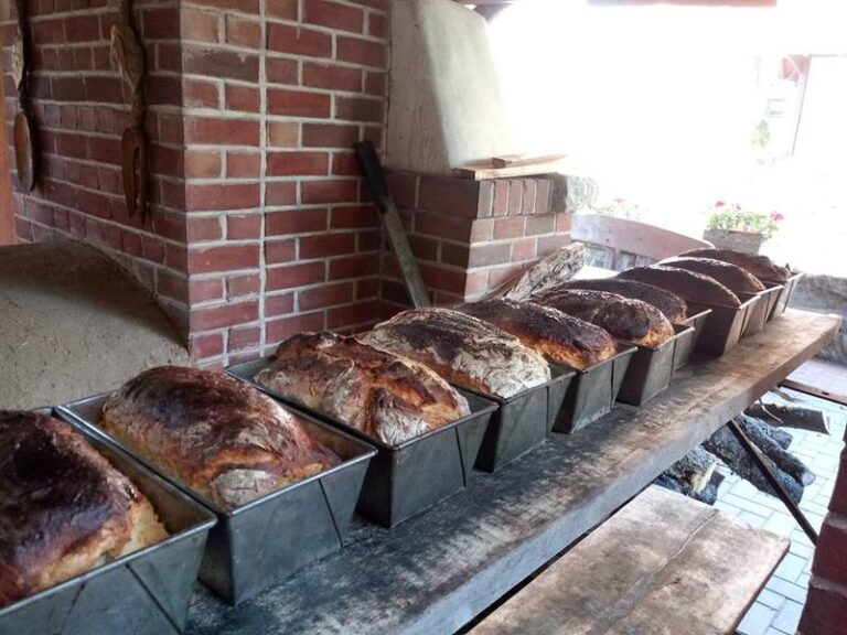 Dlaczego pieczenie chleba w domu to opłacalny wybór? Sprawdź!