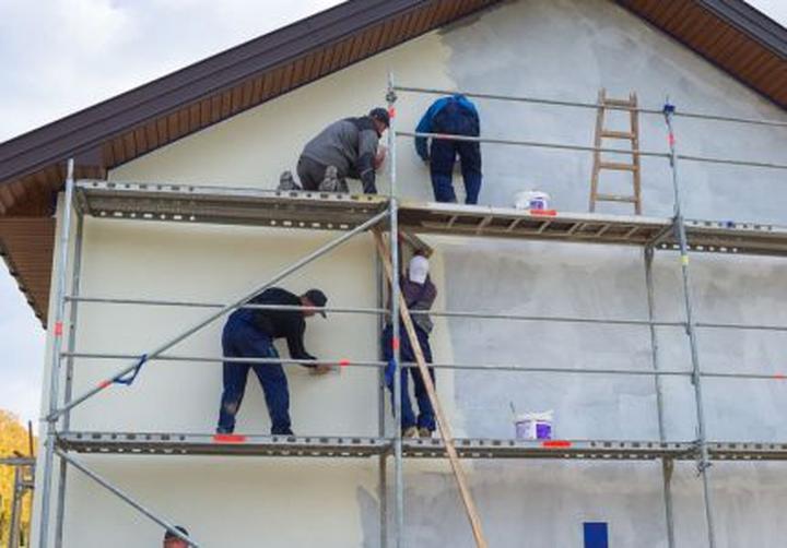 Jak skutecznie zagruntować elewację, by zapewnić jej trwałość?