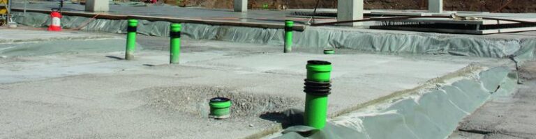 Jak zadbać o przepusty w fundamentach, by zapewnić trwałość budowli?