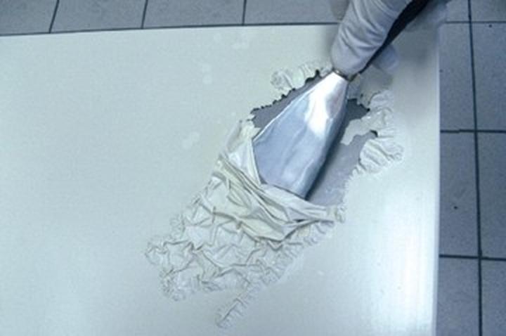 Skuteczne metody na to, jak zdjąć farbę z drewna i przywrócić mu naturalny wygląd