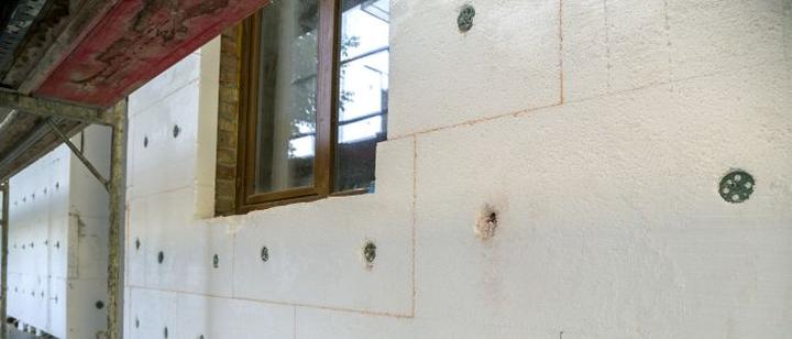 Kołkowanie styropianu